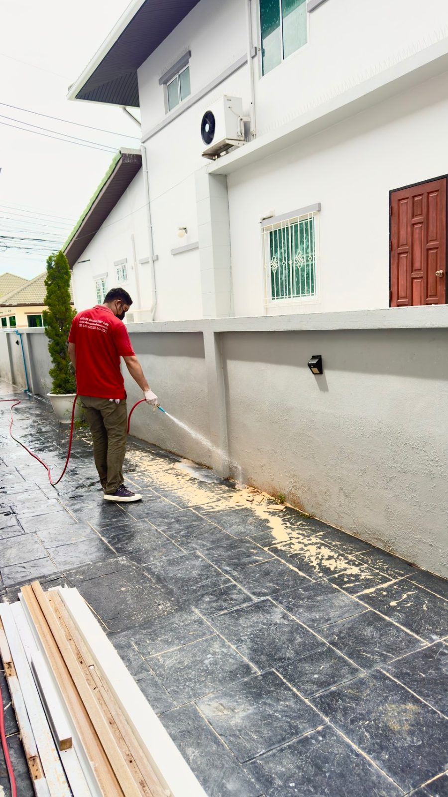 ฉีดปลวกและพ่นสารเคมีรอบแนวร่องกำแพงนอกบ้าน เพื่อสร้างแนวป้องกันเคมี (Chemical Barrier) ตามมาตรฐานวิชาการ