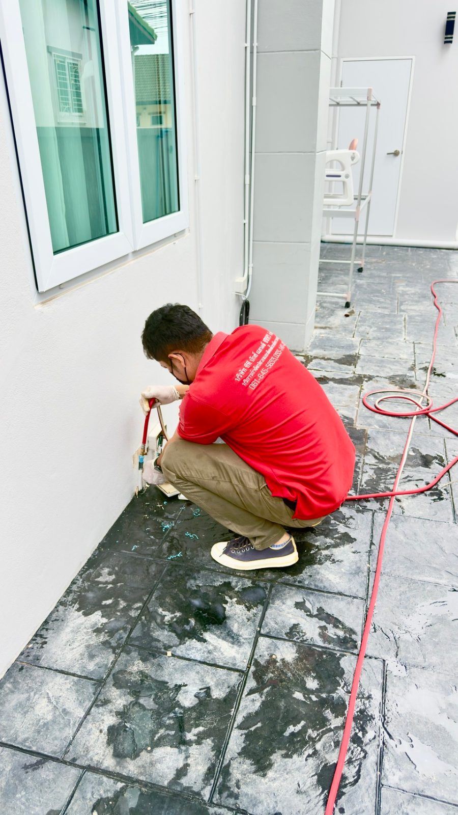 เชื่อมต่อสายอัดแรงดันสูงเข้ากับวาล์วระบบท่อเพื่อเตรียมอัดสารเคมีลงดิน (Soil Treatment) ป้องกันปัญหาปลวกขึ้นบ้าน