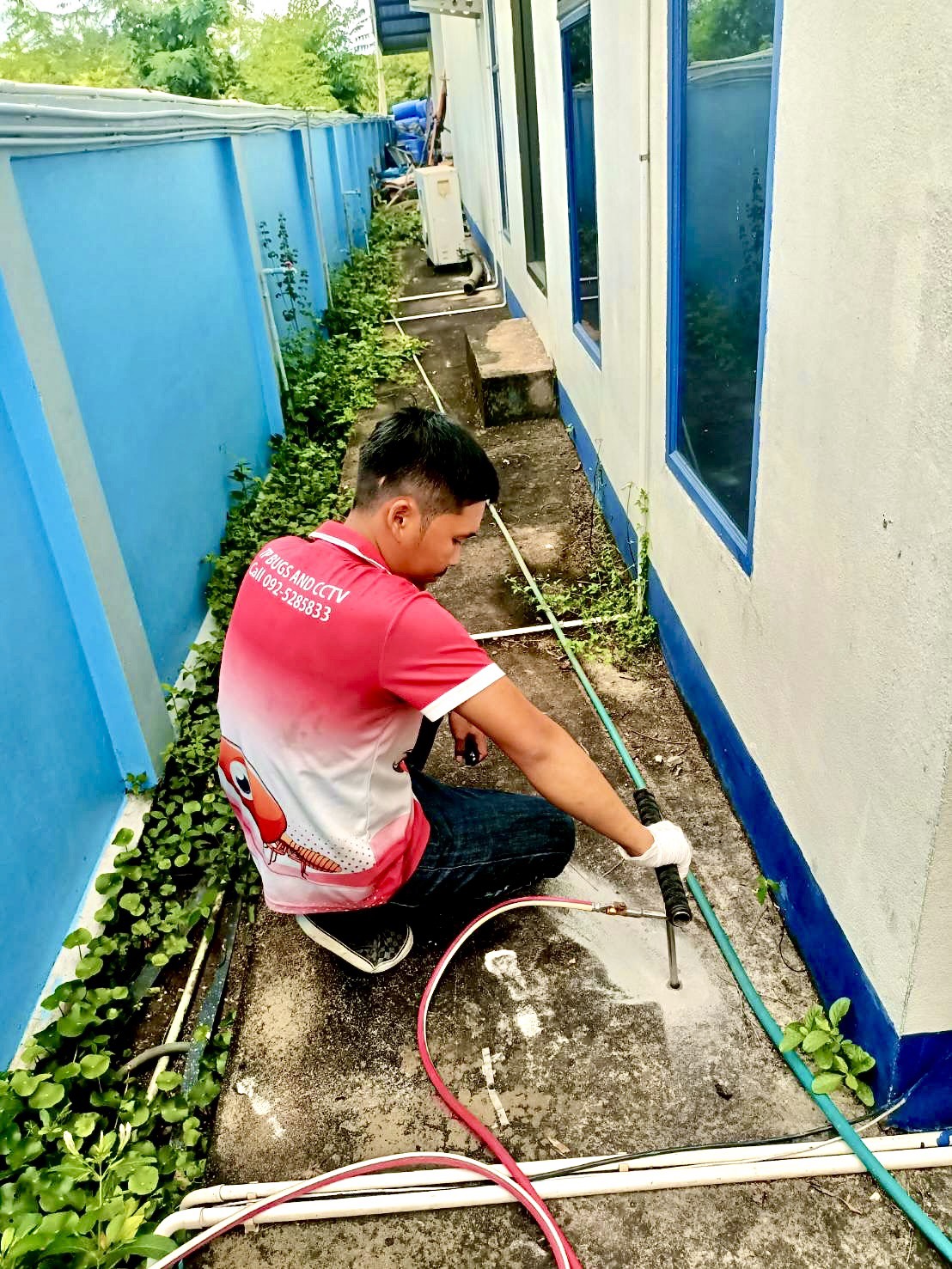 การอัดน้ำยากำจัดปลวกลงใต้พื้นคอนกรีตบริเวณทางเดินข้างอาคาร เพื่อสร้างแนวป้องกันเคมีที่สมบูรณ์รอบตัวบ้าน
