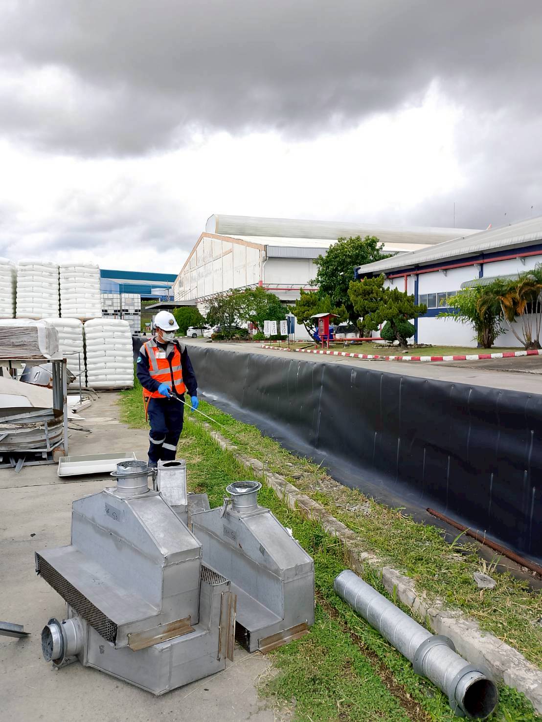 ฉีดพ่นสารเคมีตามแนวเขตรอบพื้นที่ภายนอกโรงงาน เพื่อป้องกันหมัดสัตว์เลี้ยงแพร่กระจาย พร้อมสอดรับกับบริการกำจัดแมลงสาบและกำจัดหนูในพื้นที่