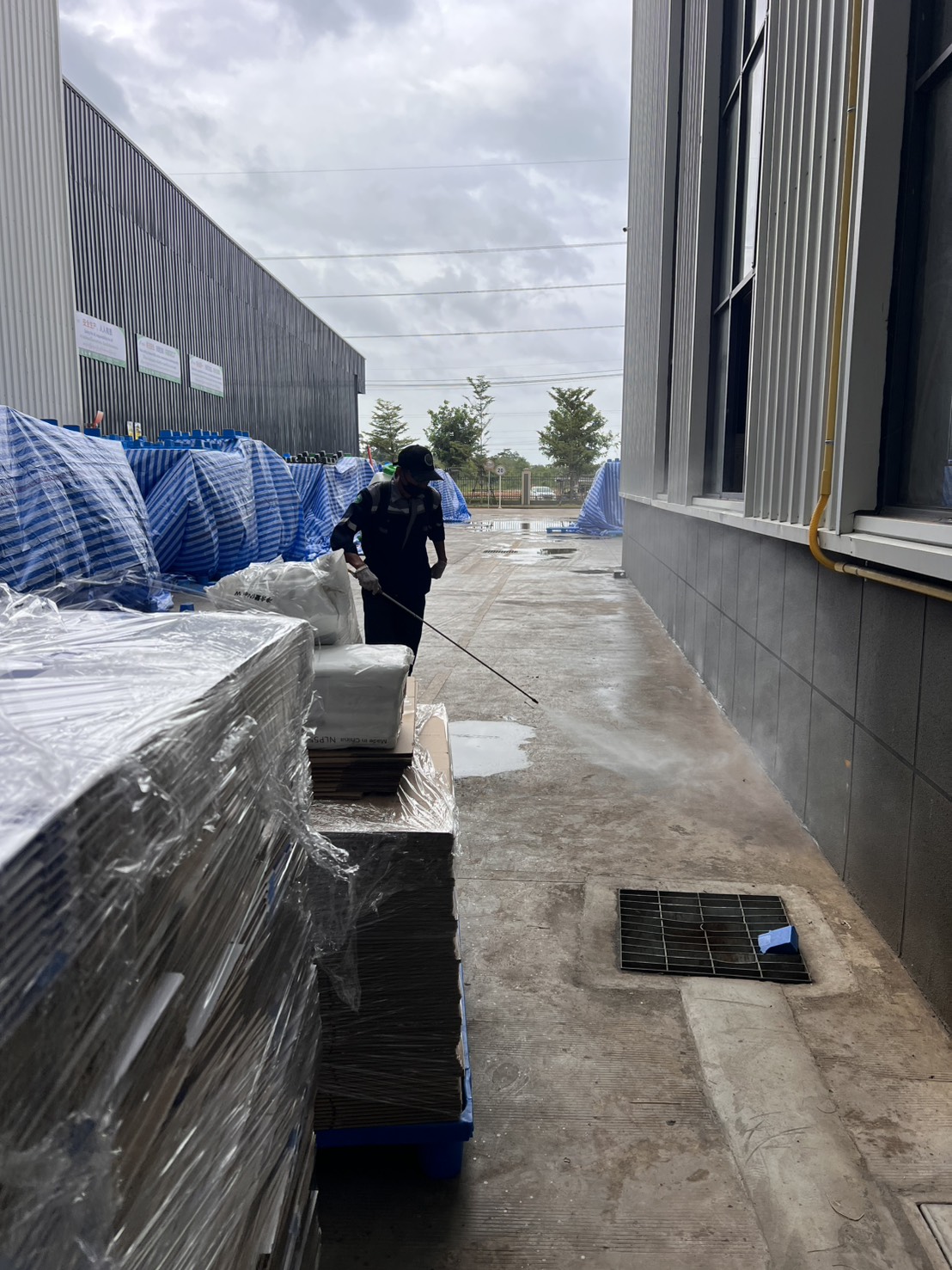 สร้างแนวป้องกันสารเคมี (Chemical Barrier) ตามแนวยาวของผนังอาคารโรงงาน เพื่อยับยั้งการบุกรุกของแมลงและสัตว์พาหะ
