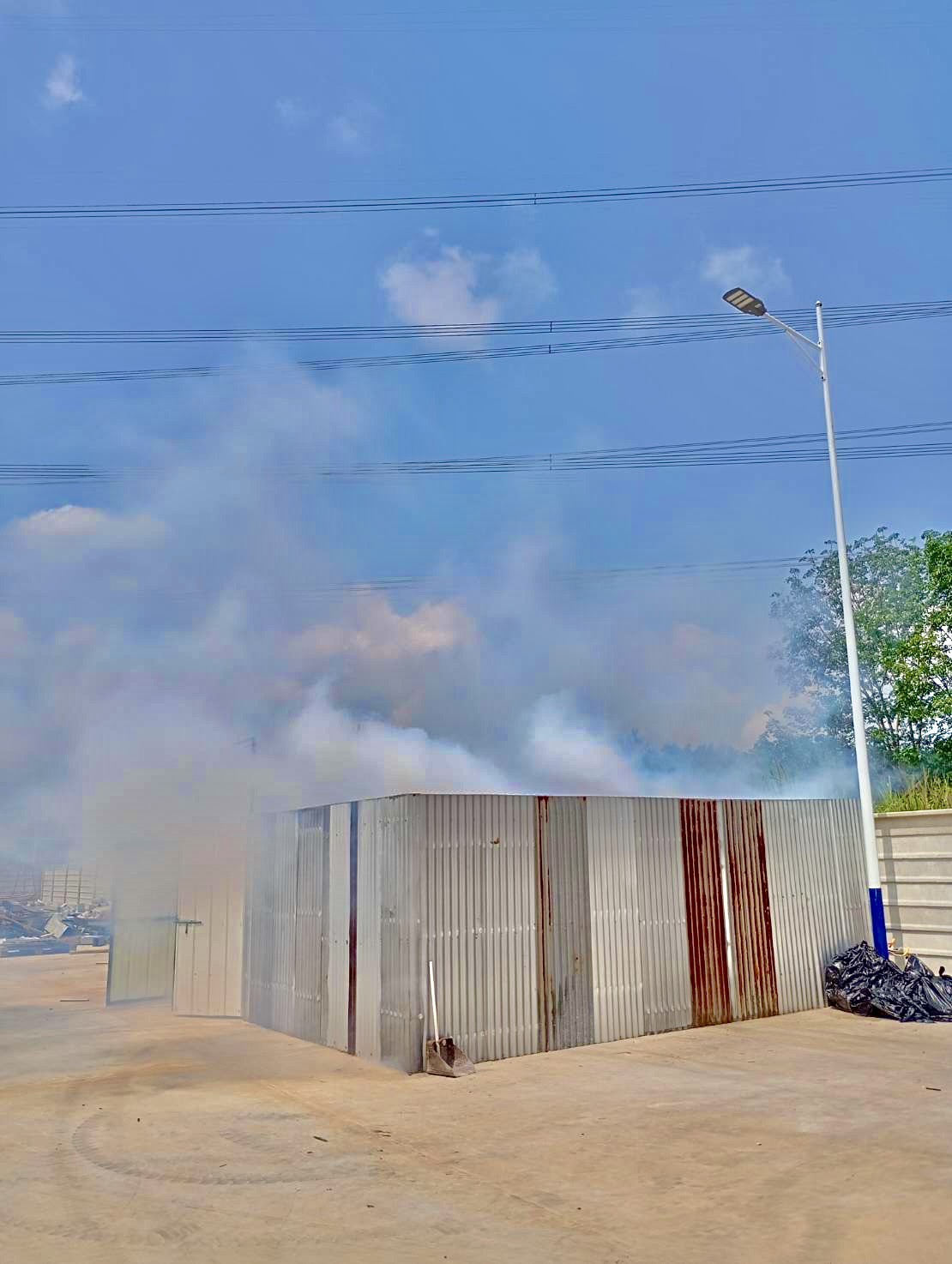 กระบวนการพ่นหมอกควัน (Thermal Fogging) ครอบคลุมพื้นที่โรงเก็บของ เพื่อให้สารเคมีกระจายตัวกำจัดแมลงอย่างทั่วถึง